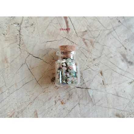 Unakit ásvánnyal töltött kis üvegcsék talizmánnak