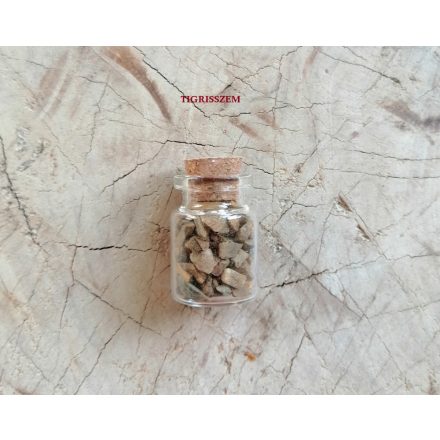 Tigrisszem ásvánnyal töltött kis üvegcsék talizmánnak